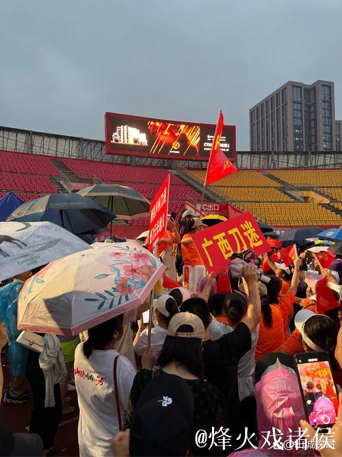 万州球迷感人呐喊：勇往直前，我们与你同行！